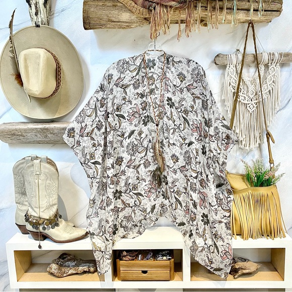 Airy & flowy sweet boho Cape w paisley / hippy/prairie/cottage core vibe - Picture 3 of 15
